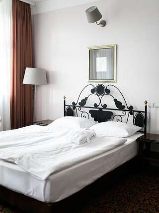 Отель Усадьба Калининград Улучшенный двухместный номер с 2 отдельными кроватями-1